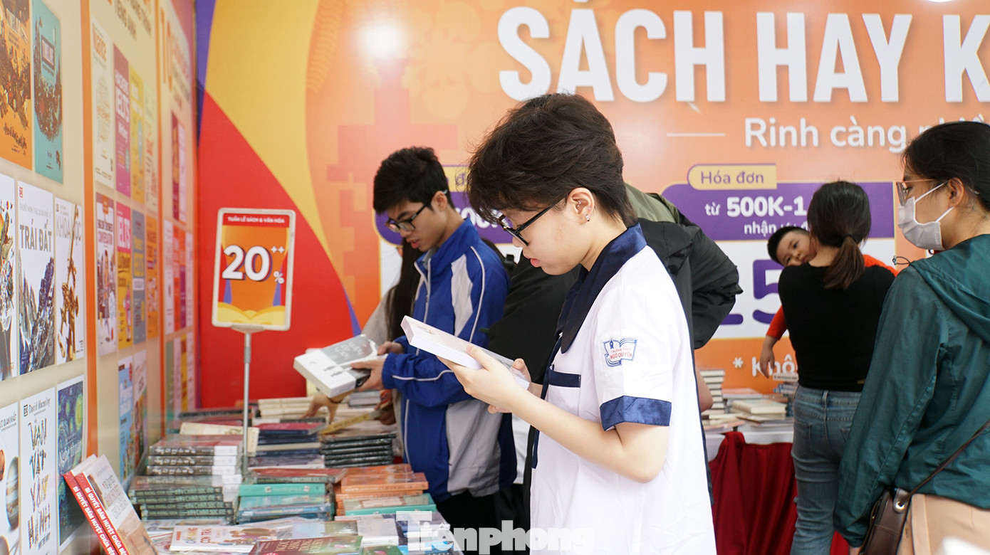 Theo ban tổ chức, khoảng 10.000 đầu sách đa dạng về thể loại, phong phú về các lĩnh vực từ giáo dục, văn học nghệ thuật, khoa học, tư duy, kinh doanh, lịch sử địa lý... Trong ảnh, hàng trăm bạn trẻ Hải Phòng vào gian hàng nhà sách Tiền Phong và các gian hàng tham quan, đọc sách, chọn sách hay.