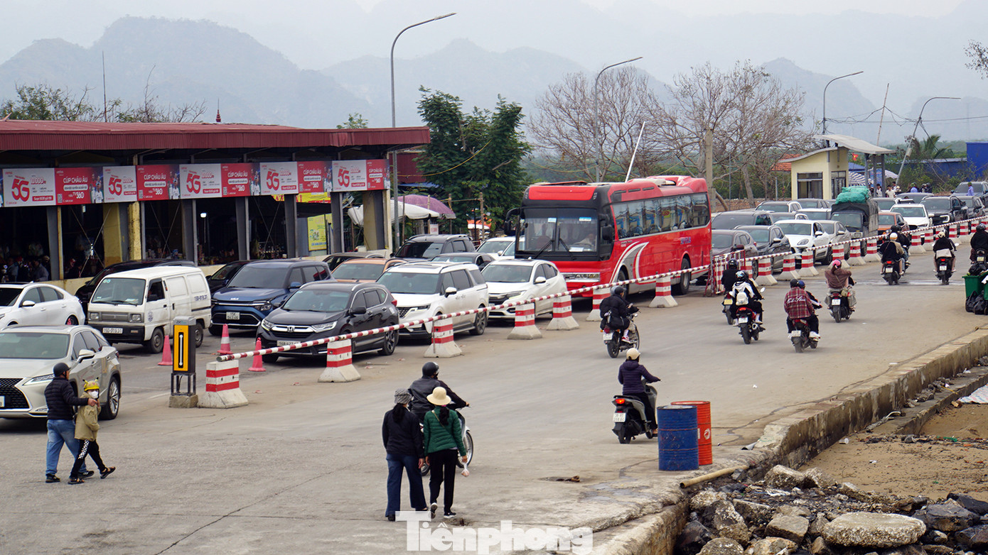 Ghi nhận của PV Tiền Phong trưa 7/4, thời tiết tại Cát Bà ấm, có gió nhẹ. Khu vực bến phà Cái Viềng - Đồng Bài (huyện Cát Hải, TP Hải Phòng) luôn chật kín khách xếp hàng chờ lên phà để trở về đất liền sau chuyến du lịch ngắn ngày. Trong ảnh: ô tô xếp hàng dài mua vé và người đi xe máy chờ tới lượt lên phà.