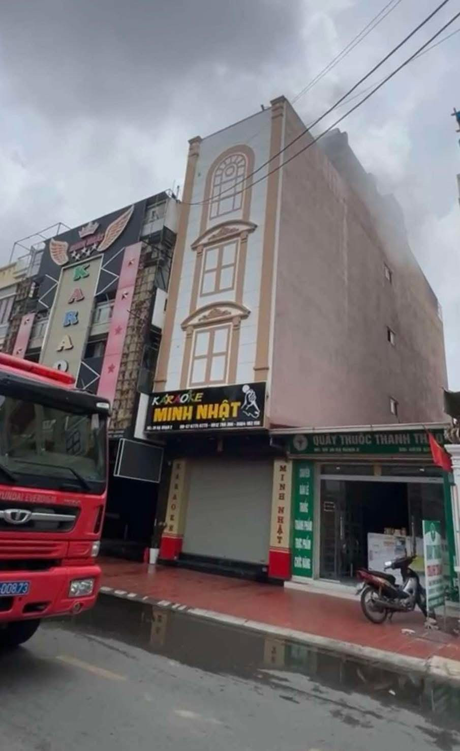 Cảnh sát khống chế ngọn lửa xảy ra tại quán karaoke Minh Nhật, thuộc địa phận phường Đông Hải 2 (Hải An, TP Hải Phòng). Cảnh sát khống chế ngọn lửa xảy ra tại quán karaoke Minh Nhật, thuộc địa phận phường Đông Hải 2 (Hải An, TP Hải Phòng).