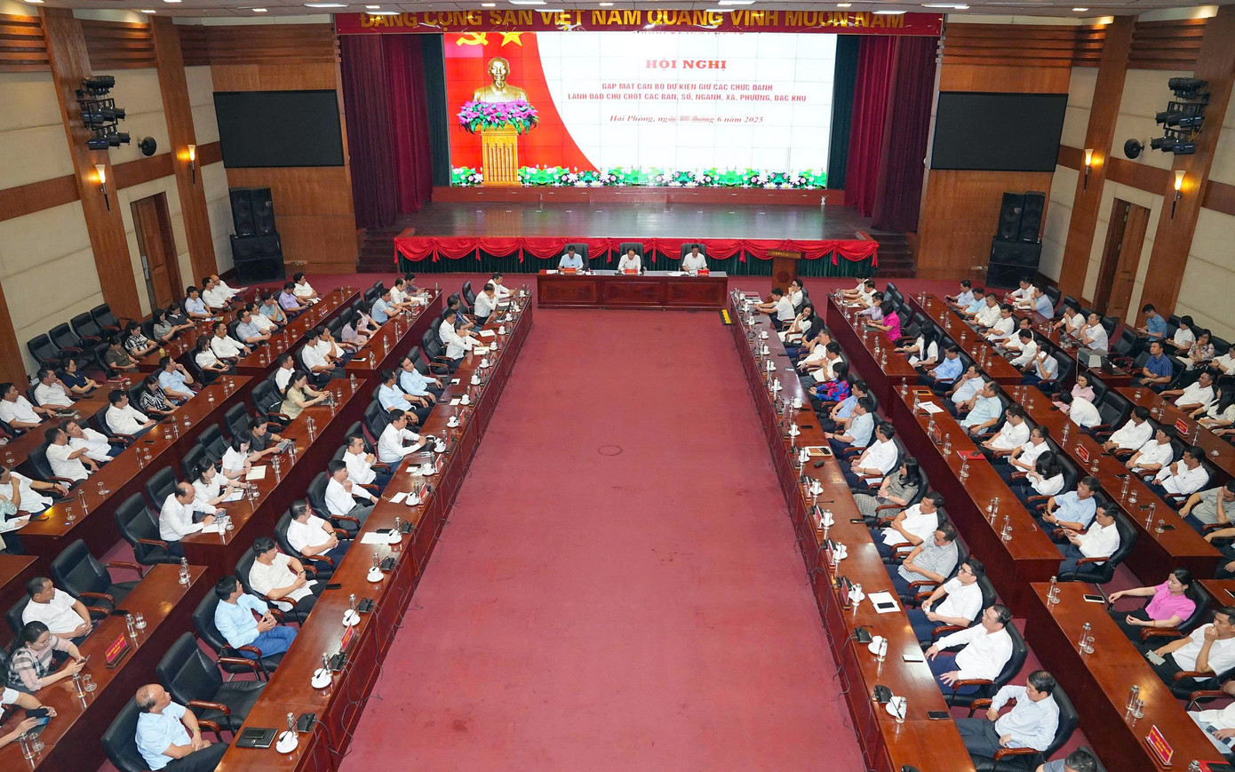 Toàn cảnh hội nghị gặp gỡ cán bộ dự kiến giữ các chức vụ lãnh đạo chính quyền cấp xã mới tại Hải Phòng. Toàn cảnh hội nghị gặp gỡ cán bộ dự kiến giữ các chức vụ lãnh đạo chính quyền cấp xã mới tại Hải Phòng.