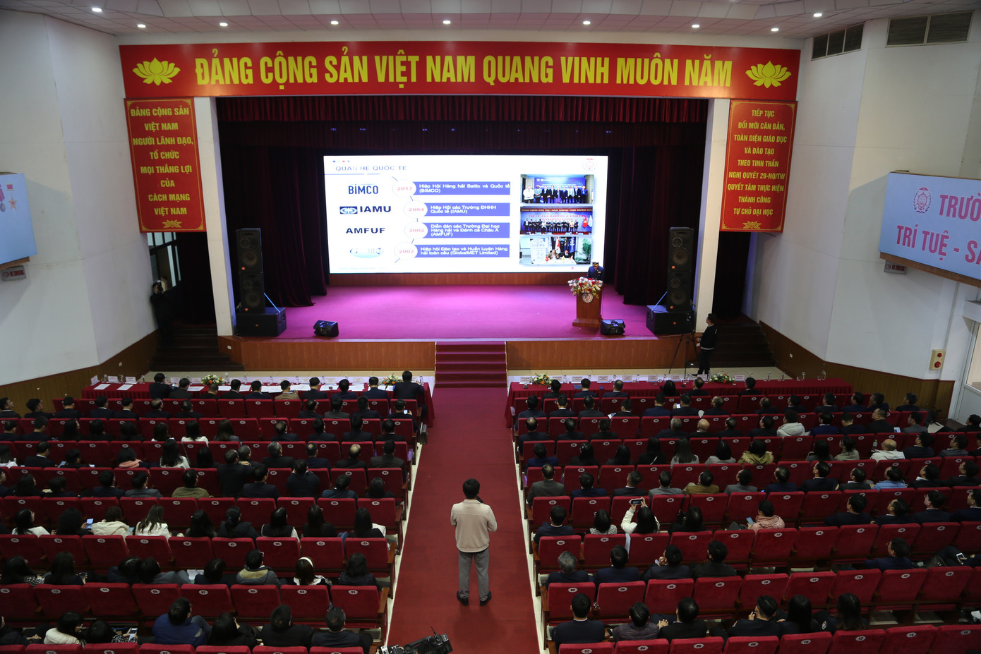 Toàn cảnh buổi làm việc, giao lưu giữa Bộ trưởng Bộ GTVT với cán bộ, giảng viên, sinh viên Trường Đại học Hàng hải Việt Nam chiều 26/2.