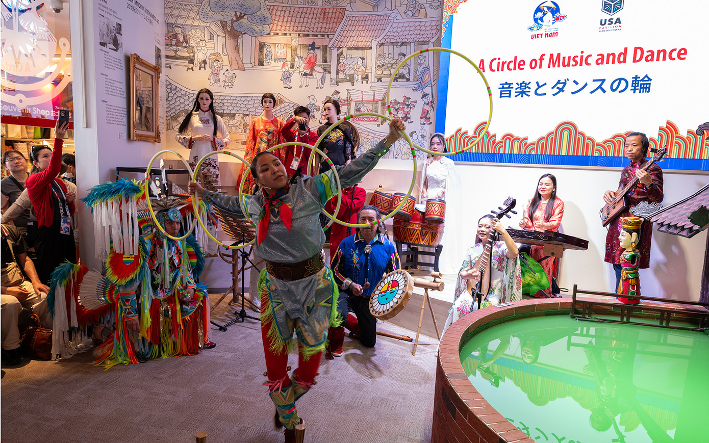 Màn song tấu sáo truyền thống của thổ dân Mỹ và sáo trúc truyền thống Việt Nam thu hút đông đảo khán giả cổ vũ.