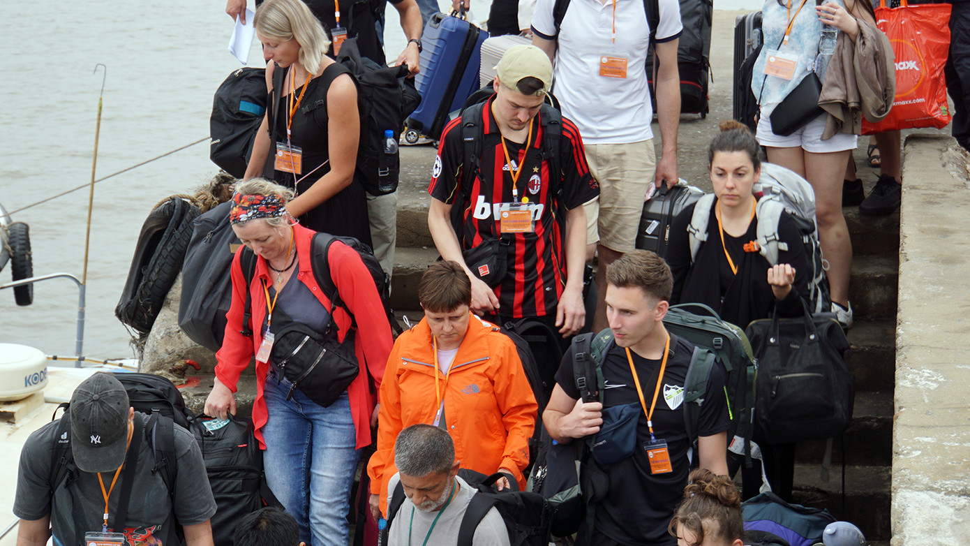 Vị hướng dẫn viên du lịch chia sẻ, mỗi chuyến phà tốc độ cao chỉ mất 5-7 phút là có thể đưa khách từ bến phà Gót (bến cũ) sang bến phà Cái Viềng, bắt đầu chuyến tham quan, ngắm vịnh thay vì khoảng 30 phút trên phà truyền thống. Ngoài ra, vào dịp nghỉ lễ, ngày cao điểm, nếu đi phà truyền thống du khách có thể phải chờ nhiều giờ để được lên phà ra đảo.