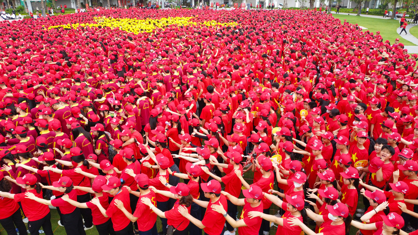 Những ngày tháng 5, trung tâm hành chính công các cấp, các khu đô thị, công viên, vườn hoa, đường phố... tại TP Hải Phòng được trang hoàng cờ hoa đỏ rực chào mừng kỷ niệm 70 năm Ngày Giải phóng thành phố (13/5/1955-13/5/2025), đón nhận danh hiệu " Thành phố Anh hùng ", khai mạc Lễ hội Hoa Phượng Đỏ năm 2025. Trong ảnh: Tại một khu đô thị cao cấp thuộc quận Hồng Bàng, hàng nghìn người tham gia xếp hình lá cờ Tổ quốc ấn tượng. Ảnh: Hồng Phong