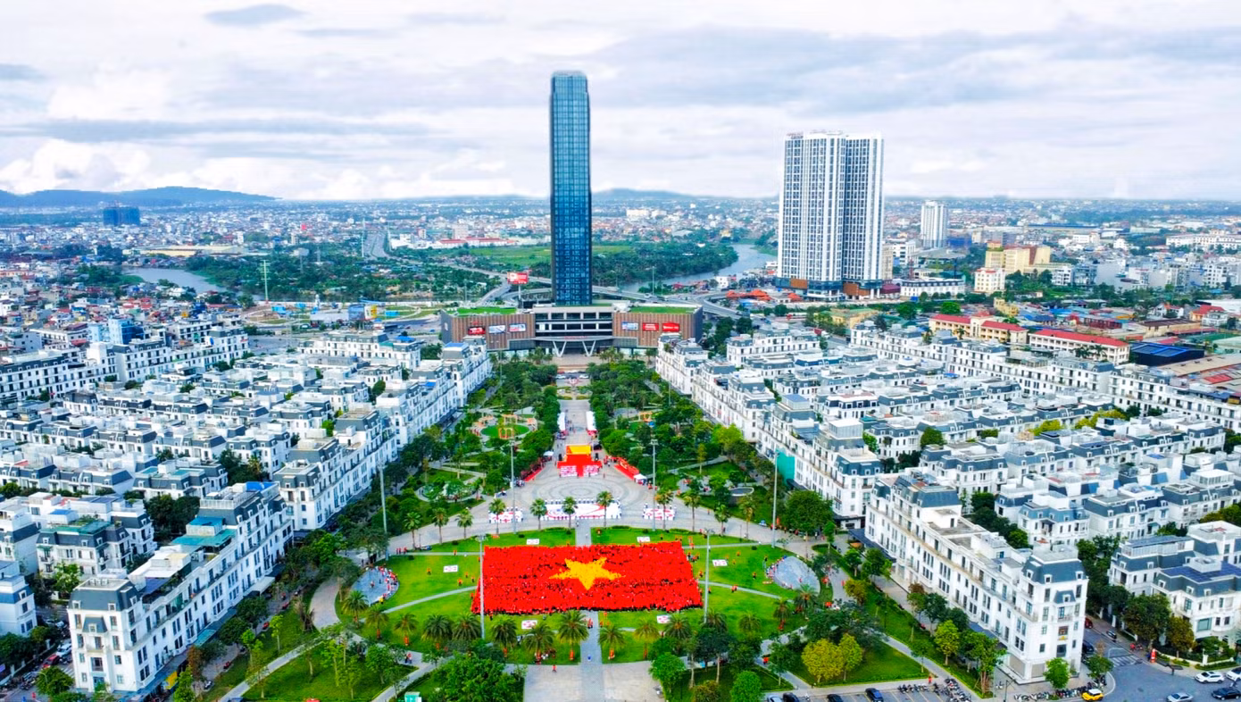 Những ngày tháng 5, trung tâm hành chính công các cấp, các khu đô thị, công viên, vườn hoa, đường phố... tại TP Hải Phòng được trang hoàng cờ hoa đỏ rực chào mừng kỷ niệm 70 năm Ngày Giải phóng thành phố (13/5/1955-13/5/2025), đón nhận danh hiệu " Thành phố Anh hùng ", khai mạc Lễ hội Hoa Phượng Đỏ năm 2025. Trong ảnh: Tại một khu đô thị cao cấp thuộc quận Hồng Bàng, hàng nghìn người tham gia xếp hình lá cờ Tổ quốc ấn tượng. Ảnh: Hồng Phong