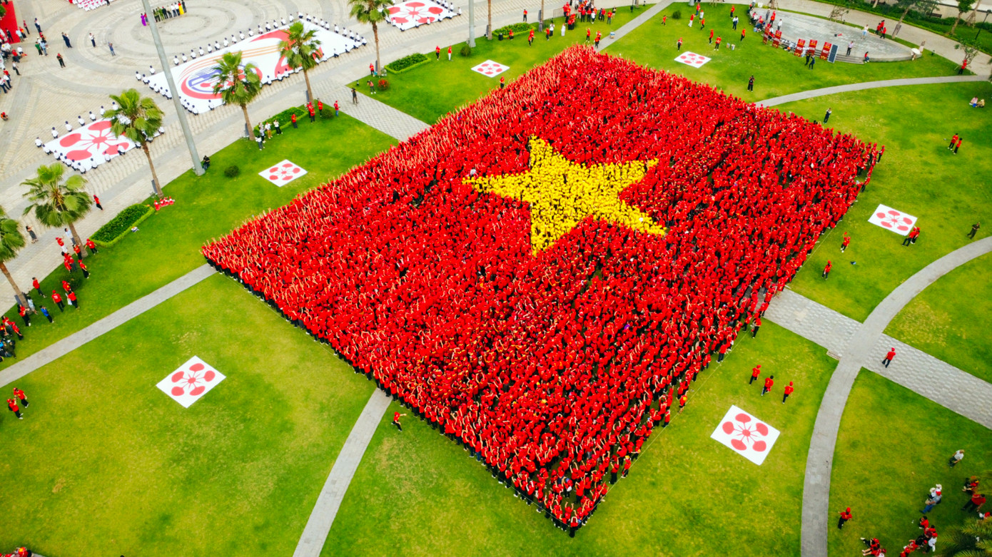 Những ngày tháng 5, trung tâm hành chính công các cấp, các khu đô thị, công viên, vườn hoa, đường phố... tại TP Hải Phòng được trang hoàng cờ hoa đỏ rực chào mừng kỷ niệm 70 năm Ngày Giải phóng thành phố (13/5/1955-13/5/2025), đón nhận danh hiệu " Thành phố Anh hùng ", khai mạc Lễ hội Hoa Phượng Đỏ năm 2025. Trong ảnh: Tại một khu đô thị cao cấp thuộc quận Hồng Bàng, hàng nghìn người tham gia xếp hình lá cờ Tổ quốc ấn tượng. Ảnh: Hồng Phong