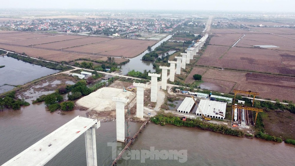 Cầu Văn Úc nối quận Đồ Sơn với huyện Tiên Lãng (TP Hải Phòng), thuộc dự án đường bộ ven biển. Cầu Văn Úc nối quận Đồ Sơn với huyện Tiên Lãng (TP Hải Phòng), thuộc dự án đường bộ ven biển.