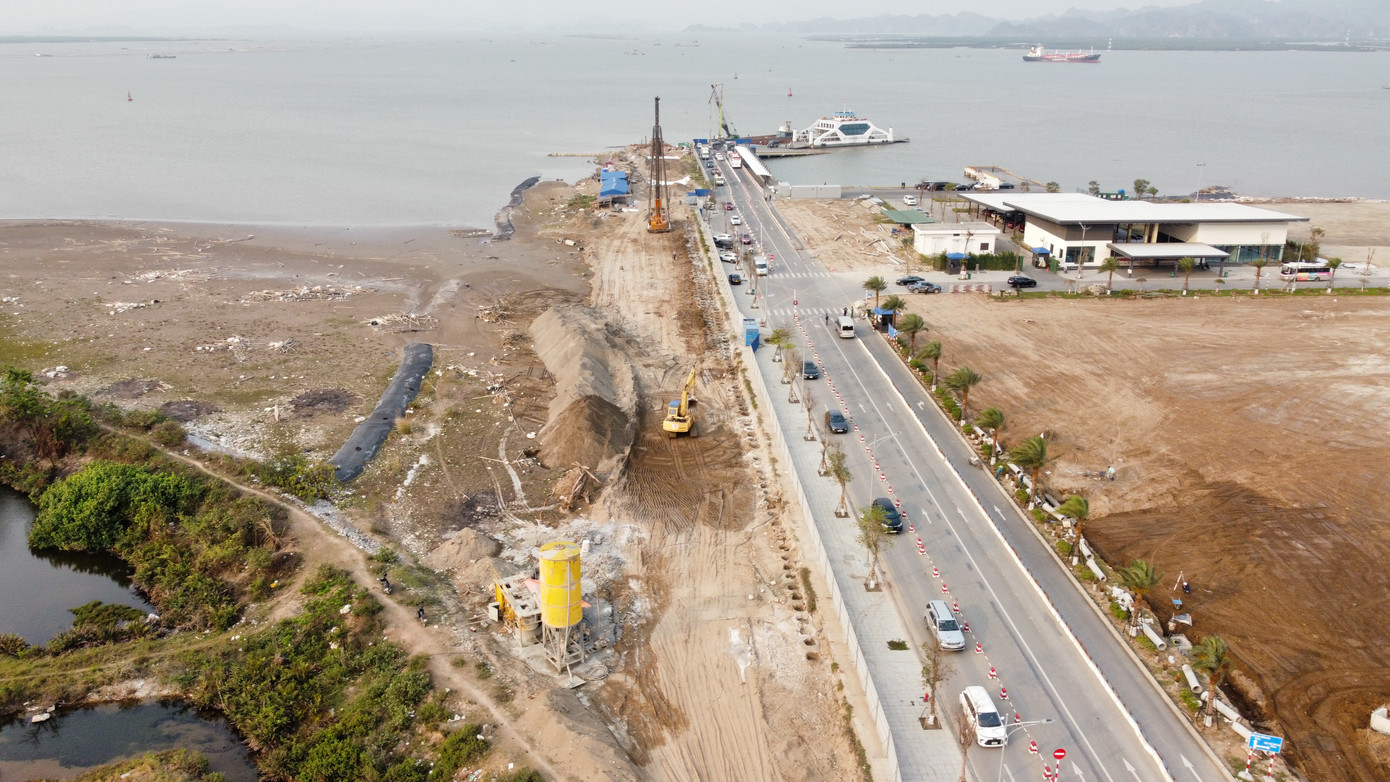 Đường dẫn ra phà Đồng Bài đang được triển khai xây dựng, hoàn thành trước 30/5/2025. Đường dẫn ra phà Đồng Bài đang được triển khai xây dựng, hoàn thành trước 30/5/2025.