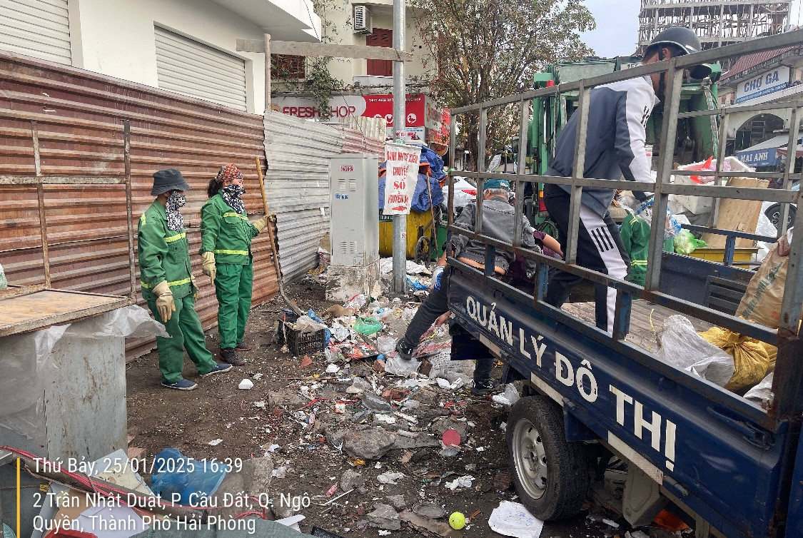 Công nhân vệ sinh môi trường dọn dẹp các điểm tập kết rác ở phố ẩm thực trung tâm Hải Phòng sau phản ánh của Báo Tiền Phong.