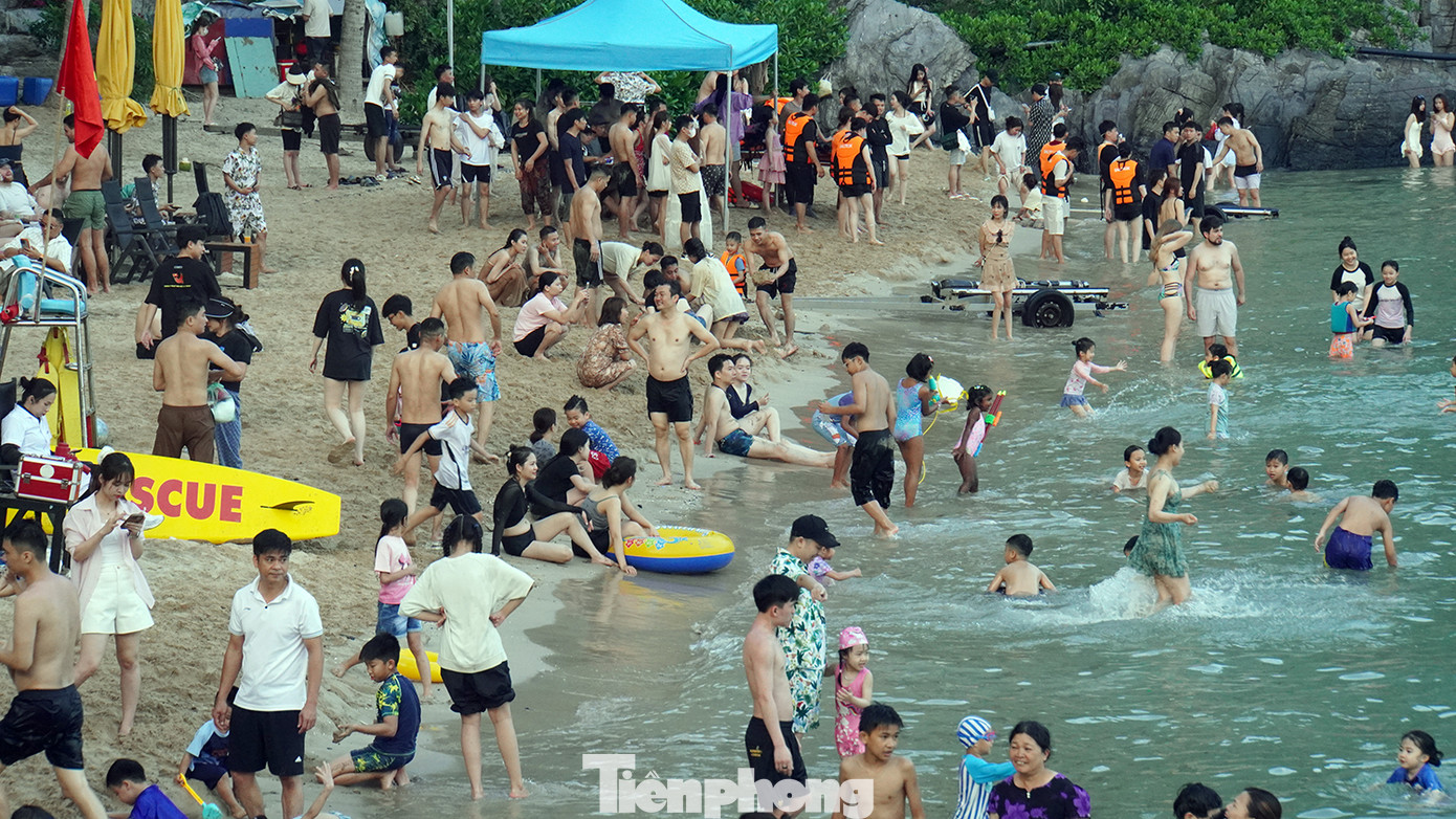 Mặc dù buổi sáng mưa nhẹ nhưng trưa và chiều trời nắng, các bãi tắm Cát Cò 1, Cát Cò 2, Cát Cò 3 trên đảo Cát Bà đều đông nghẹt khách đến tắm biển.