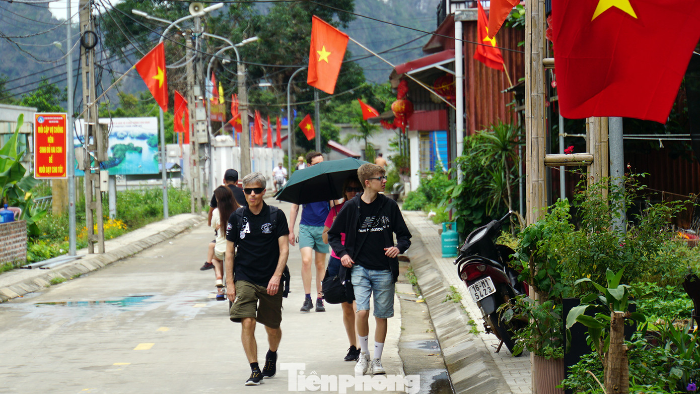 Du khách cũng được trải nghiệm khung cảnh hoang sơ trên làng chài cổ Việt Hải, vùng lõi của Vườn quốc gia Cát Bà. Tại đây, du khách được trải nghiệm cá massage chân (miễn phí), đạp xe giữa thung lũng, check-in khung cảnh hoang sơ giữa rừng.
