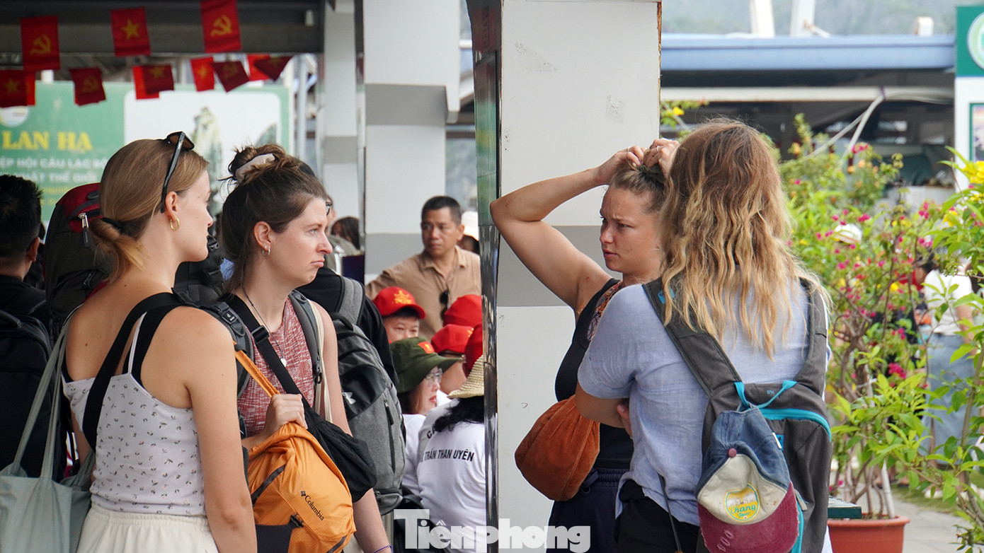 Khách du lịch nước ngoài đăng ký mua vé tàu tham quan ngắm vịnh Lan Hạ, thuộc Di sản thiên nhiên thế giới quần đảo Cát Bà.