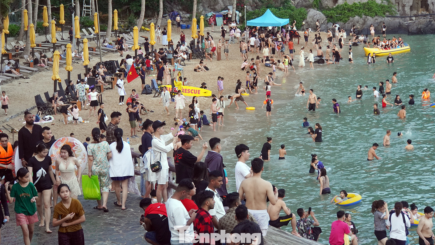 Mặc dù buổi sáng mưa nhẹ nhưng trưa và chiều trời nắng, các bãi tắm Cát Cò 1, Cát Cò 2, Cát Cò 3 trên đảo Cát Bà đều đông nghẹt khách đến tắm biển.