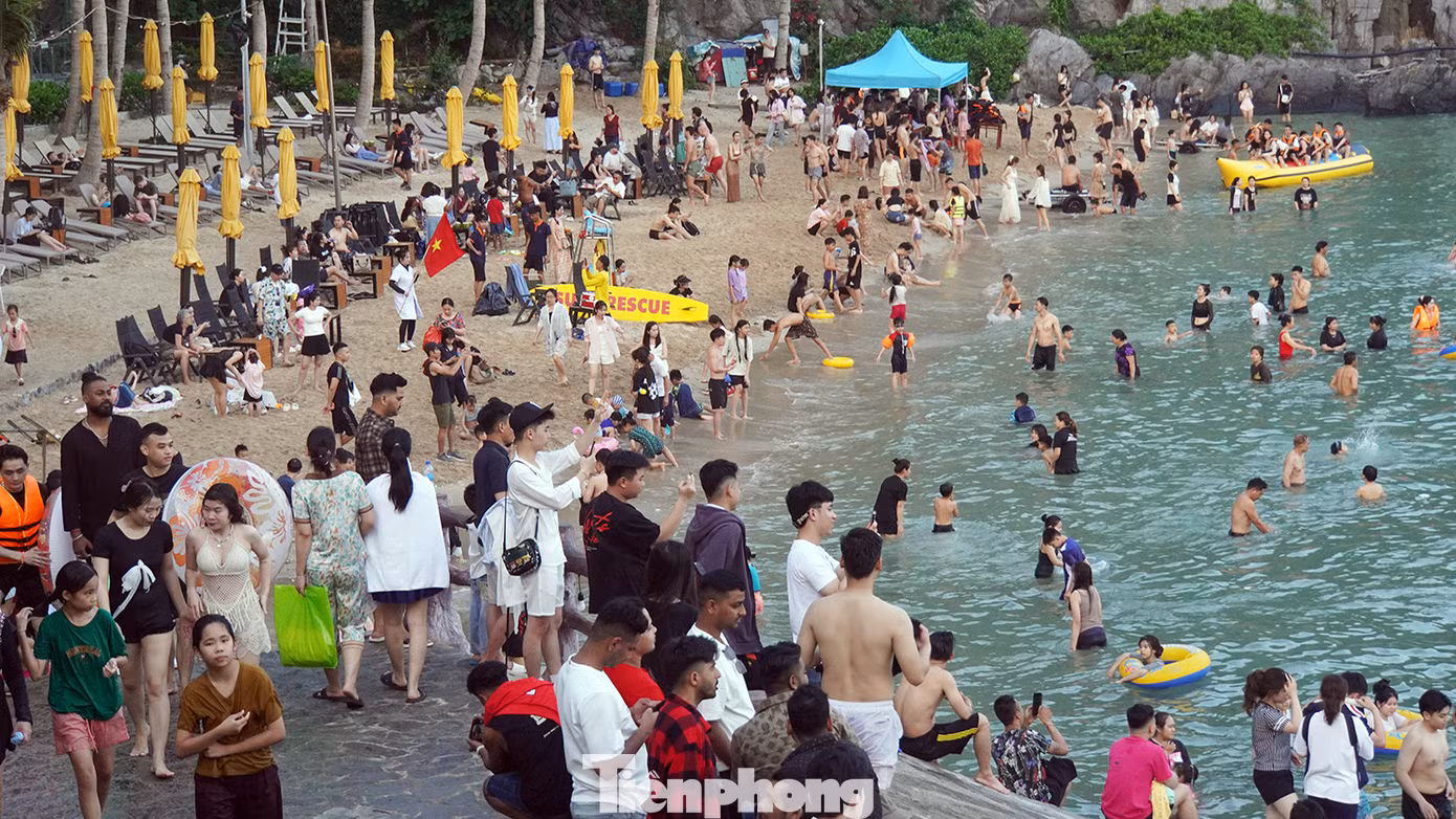 Mặc dù buổi sáng mưa nhẹ nhưng trưa và chiều trời nắng, các bãi tắm Cát Cò 1, Cát Cò 2, Cát Cò 3 trên đảo Cát Bà đều đông nghẹt khách đến tắm biển.