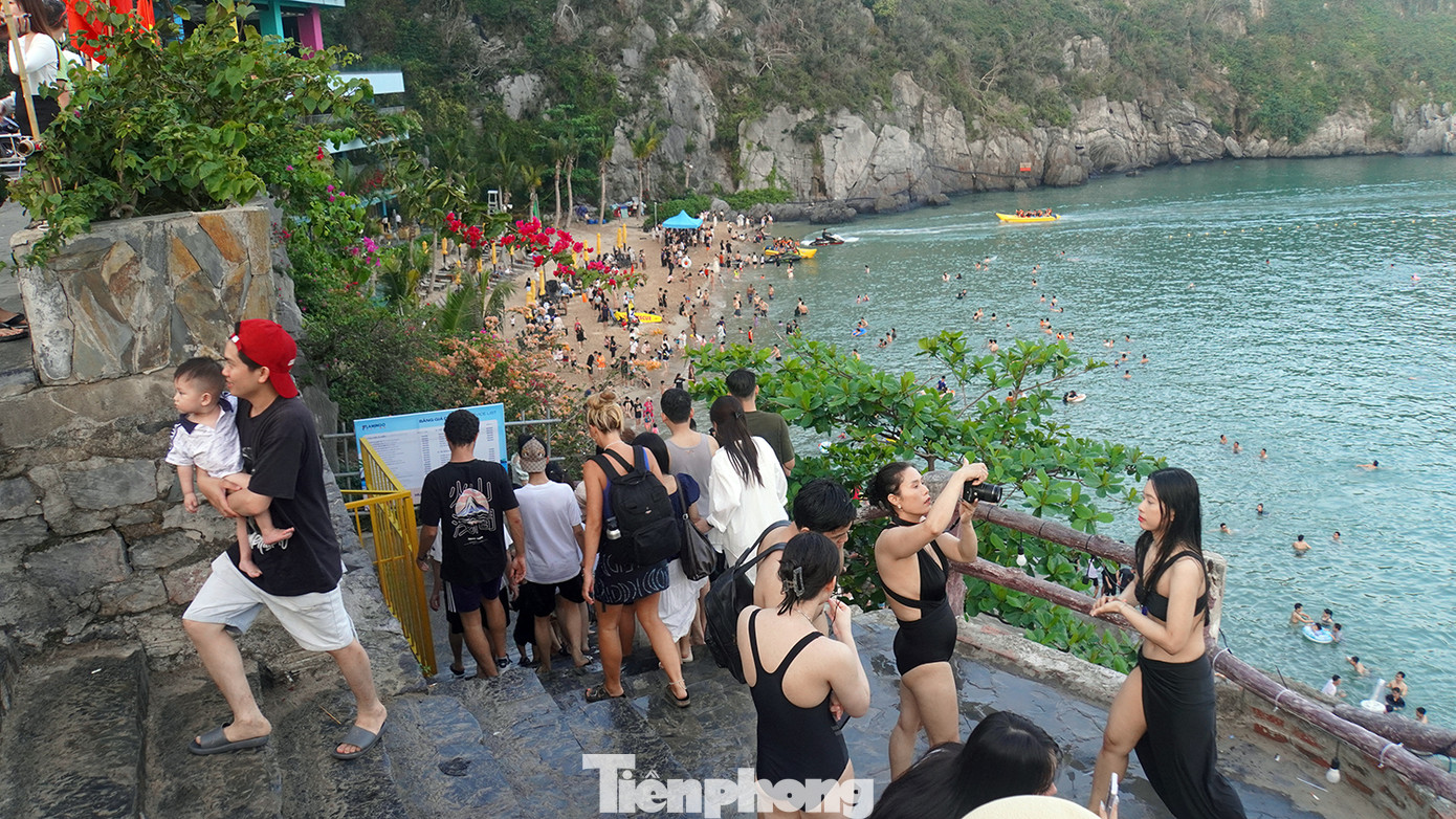 Ngày 1/5, đảo Cát Bà (TP Hải Phòng) tiếp đón thêm hàng vạn khách du lịch dịp nghỉ lễ 30/4-1/5.