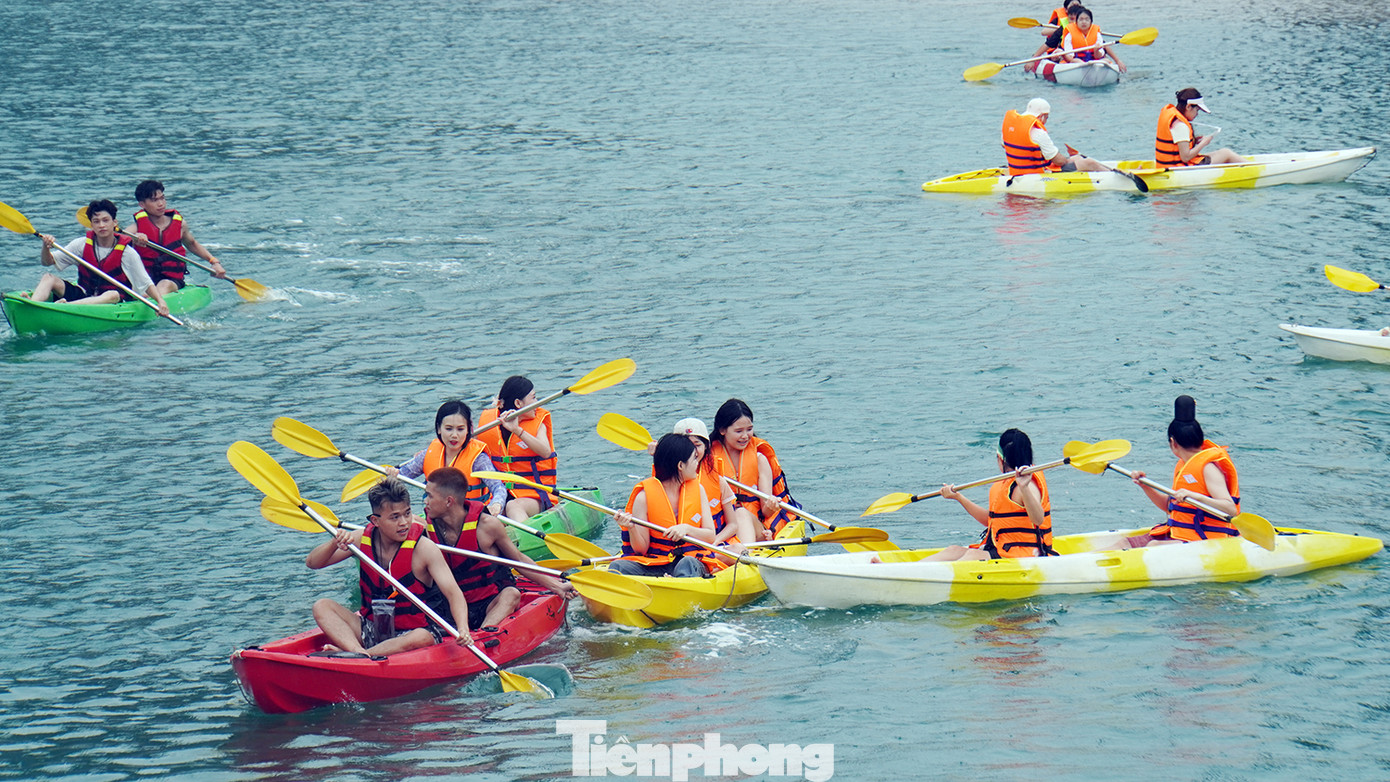 Ngoài ngắm di sản, khách du lịch sẽ được trải nghiệm một số hoạt động như: chèo thuyền, tắm biển, ăn hải sản trên vịnh...