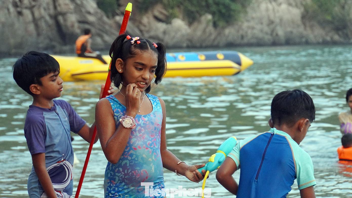 Theo nam hướng dẫn viên du lịch, có nhiều người đi theo đoàn hoặc cùng gia đình đến nghỉ dưỡng, tắm biển vài ngày.