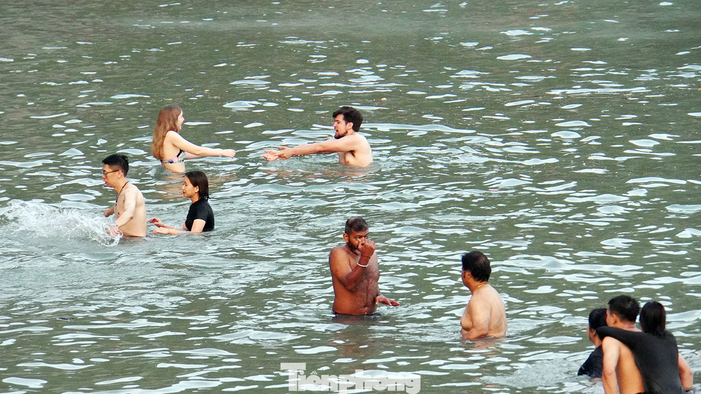 Anh Thành, hướng dẫn viên du lịch song ngữ ở Cát Bà chia sẻ, Cát Bà vừa qua cao điểm đón khách du lịch mùa đông chủ yếu là khách nước ngoài. Dịp nghỉ lễ đầu mùa du lịch hè, đơn vị anh nhận cũng tiếp đón, hướng dẫn nhiều đoàn khách quốc tế đến từ: Trung Quốc, Nhật Bản, châu Âu, Ấn Độ, Trung Á, châu Phi...