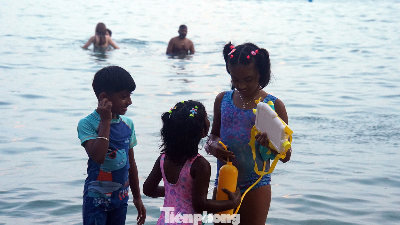 Theo nam hướng dẫn viên du lịch, có nhiều người đi theo đoàn hoặc cùng gia đình đến nghỉ dưỡng, tắm biển vài ngày.