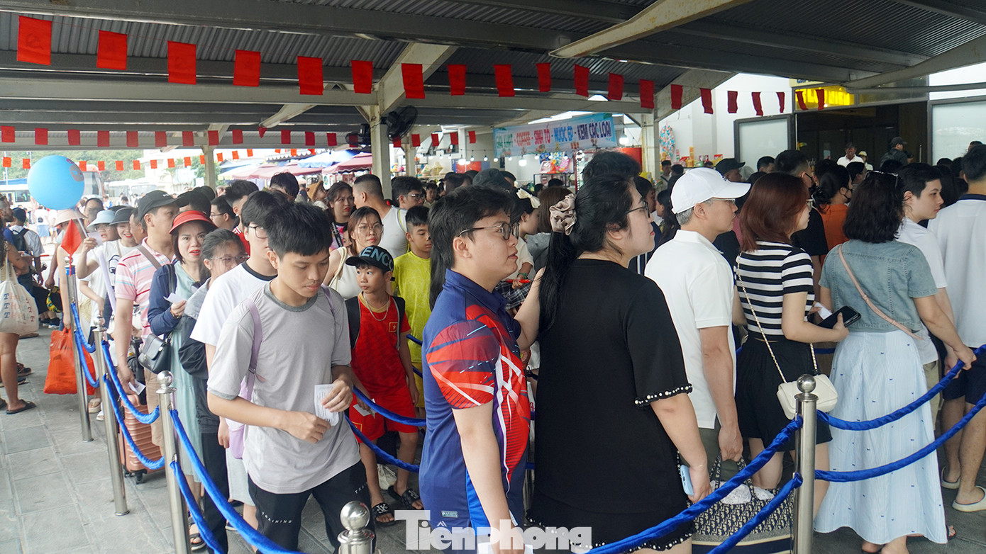 Tại khu vực bến tàu Cái Bèo, hàng nghìn khách du lịch xếp hàng mua vé tham quan vịnh Lan Hạ.