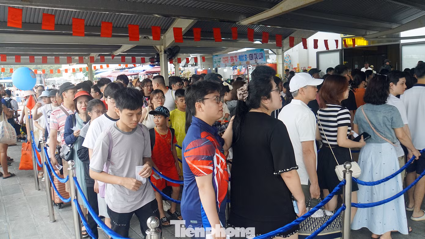 Tại khu vực bến tàu Cái Bèo, hàng nghìn khách du lịch xếp hàng mua vé tham quan vịnh Lan Hạ.