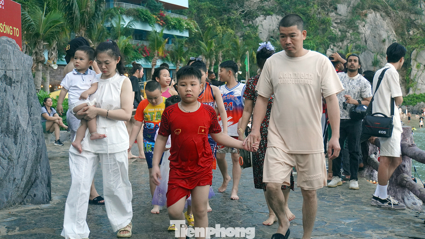 Ghi nhận của PV Tiền Phong, tại các bãi tắm trên đảo Cát Bà buổi sáng và chiều luôn trong tình trạng đông kín người. Nhiều gia đình cho trẻ nhỏ ra đảo tham quan, ngắm vịnh, tắm biển.