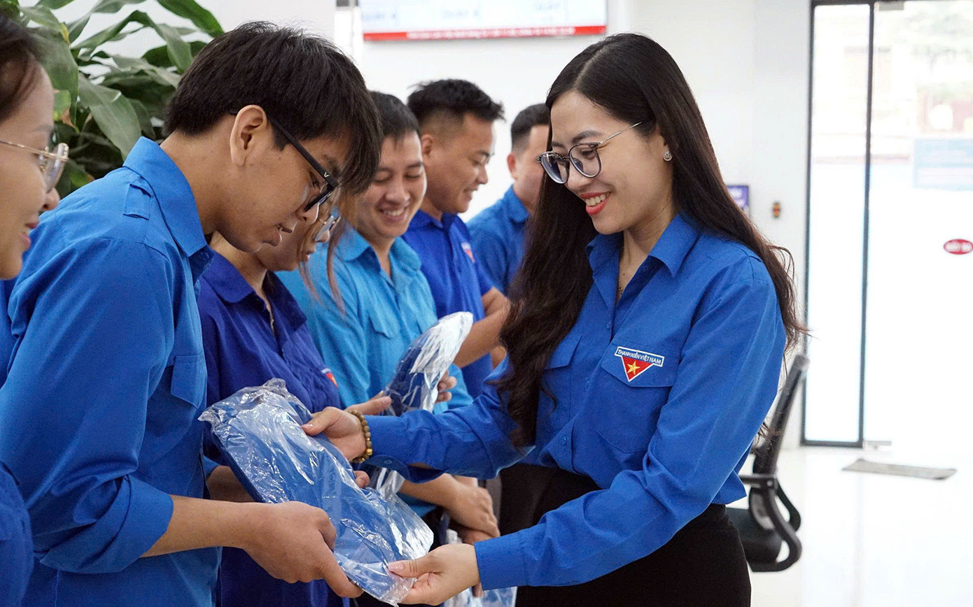 Chị Nguyễn Thị Thủy - Bí thư Thành Đoàn Hải Phòng tặng mũ, áo xanh tình nguyện cho các đoàn viên thanh niên các phường, xã tham gia thực hiện nhiệm vụ. Chị Nguyễn Thị Thủy - Bí thư Thành Đoàn Hải Phòng tặng mũ, áo xanh tình nguyện cho các đoàn viên thanh niên các phường, xã tham gia thực hiện nhiệm vụ.