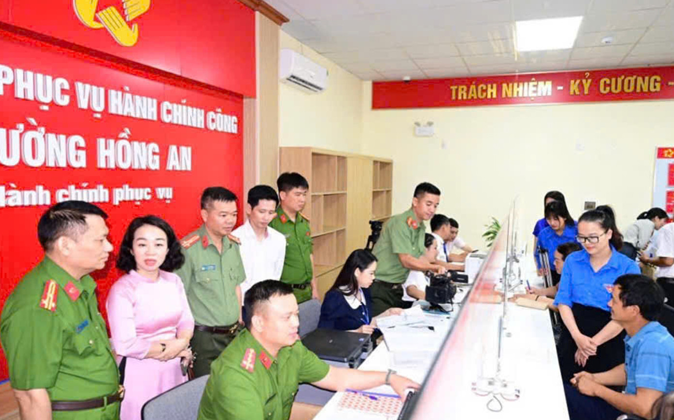 Ghi nhận tại Trung tâm phục vụ hành chính công phường Hồng An, phường Tân Hưng, xã Kim Thành, hàng chục đoàn viên thanh niên trực 2 ca sáng và chiều, trong giờ hành chính để hỗ trợ phân loại, hướng dẫn người dân thực hiện quy trình giải quyết các thủ tục hành chính. Ghi nhận tại Trung tâm phục vụ hành chính công phường Hồng An, phường Tân Hưng, xã Kim Thành, hàng chục đoàn viên thanh niên trực 2 ca sáng và chiều, trong giờ hành chính để hỗ trợ phân loại, hướng dẫn người dân thực hiện quy trình giải quyết các thủ tục hành chính.