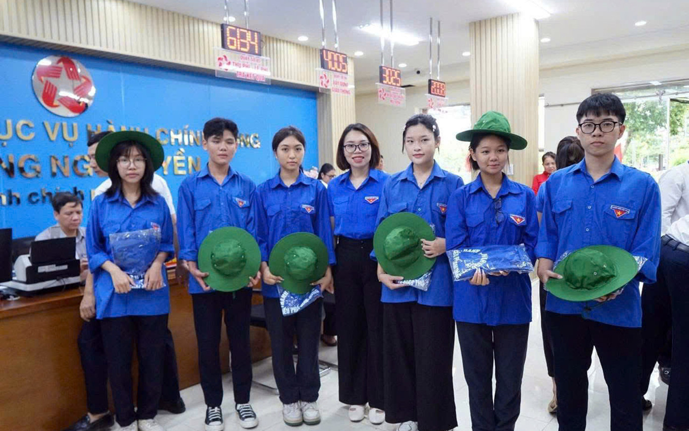 Chị Dương Thị Hương Giang - Phó Bí thư Thành Đoàn Hải Phòng (giữa ảnh) tới thăm hỏi, động viên, tặng mũ, áo xanh tình nguyện cho các đoàn viên thanh niên trực tại phường Ngô Quyền (TP Hải Phòng). Chị Dương Thị Hương Giang - Phó Bí thư Thành Đoàn Hải Phòng (giữa ảnh) tới thăm hỏi, động viên, tặng mũ, áo xanh tình nguyện cho các đoàn viên thanh niên trực tại phường Ngô Quyền (TP Hải Phòng).