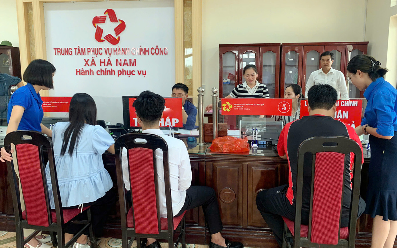 Đoàn viên thanh niên hướng dẫn lấy số, xếp hàng đăng ký giải quyết thủ tục hành chính. Đoàn viên thanh niên hướng dẫn lấy số, xếp hàng đăng ký giải quyết thủ tục hành chính.