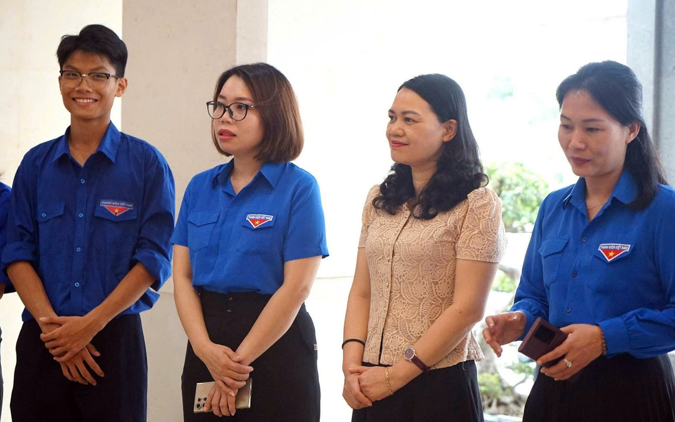 Chị Dương Thị Hương Giang - Phó Bí thư Thành Đoàn Hải Phòng (giữa ảnh) tới thăm hỏi, động viên, tặng mũ, áo xanh tình nguyện cho các đoàn viên thanh niên trực tại phường Ngô Quyền (TP Hải Phòng). Chị Dương Thị Hương Giang - Phó Bí thư Thành Đoàn Hải Phòng (giữa ảnh) tới thăm hỏi, động viên, tặng mũ, áo xanh tình nguyện cho các đoàn viên thanh niên trực tại phường Ngô Quyền (TP Hải Phòng).