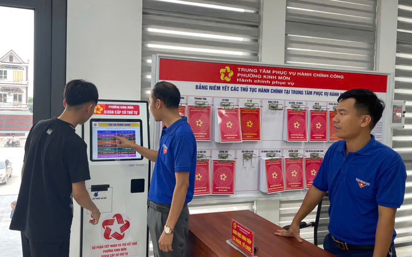 Đoàn viên thanh niên hướng dẫn lấy số, xếp hàng đăng ký giải quyết thủ tục hành chính. Đoàn viên thanh niên hướng dẫn lấy số, xếp hàng đăng ký giải quyết thủ tục hành chính.