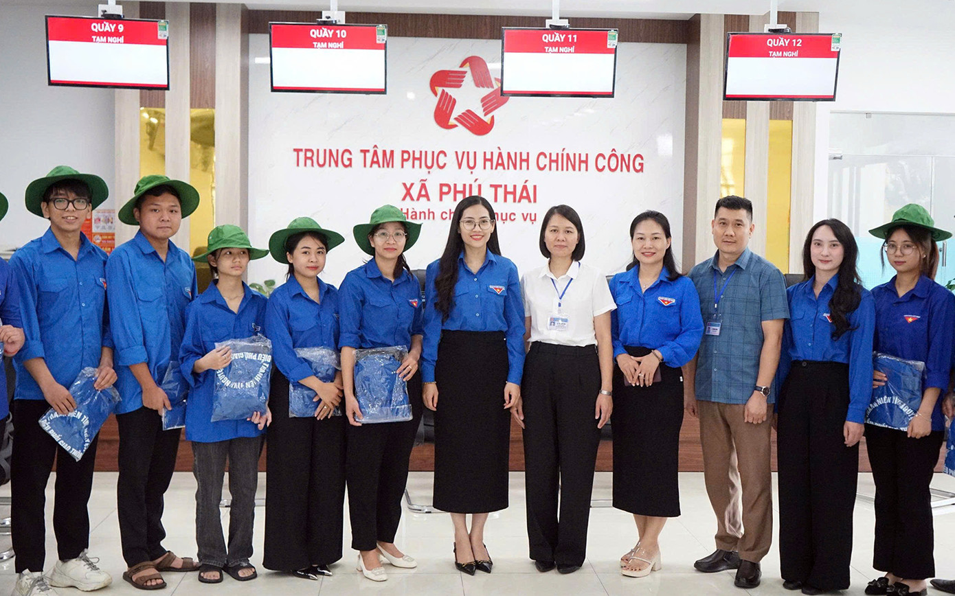 Chị Nguyễn Thị Thủy - Phó Chủ tịch MTTQ Việt Nam thành phố, Bí thư Thành Đoàn Hải Phòng (giữa) đã đi thăm, động viên, tặng quà các đội TNTN thực hiện nhiệm vụ hỗ trợ người dân làm thủ tục hành chính tại Trung tâm phục vụ hành chính công các xã: Lai Khê, Phú Thái trong những ngày đầu vận hành chính quyền địa phương 2 cấp. Chị Nguyễn Thị Thủy - Phó Chủ tịch MTTQ Việt Nam thành phố, Bí thư Thành Đoàn Hải Phòng (giữa) đã đi thăm, động viên, tặng quà các đội TNTN thực hiện nhiệm vụ hỗ trợ người dân làm thủ tục hành chính tại Trung tâm phục vụ hành chính công các xã: Lai Khê, Phú Thái trong những ngày đầu vận hành chính quyền địa phương 2 cấp.