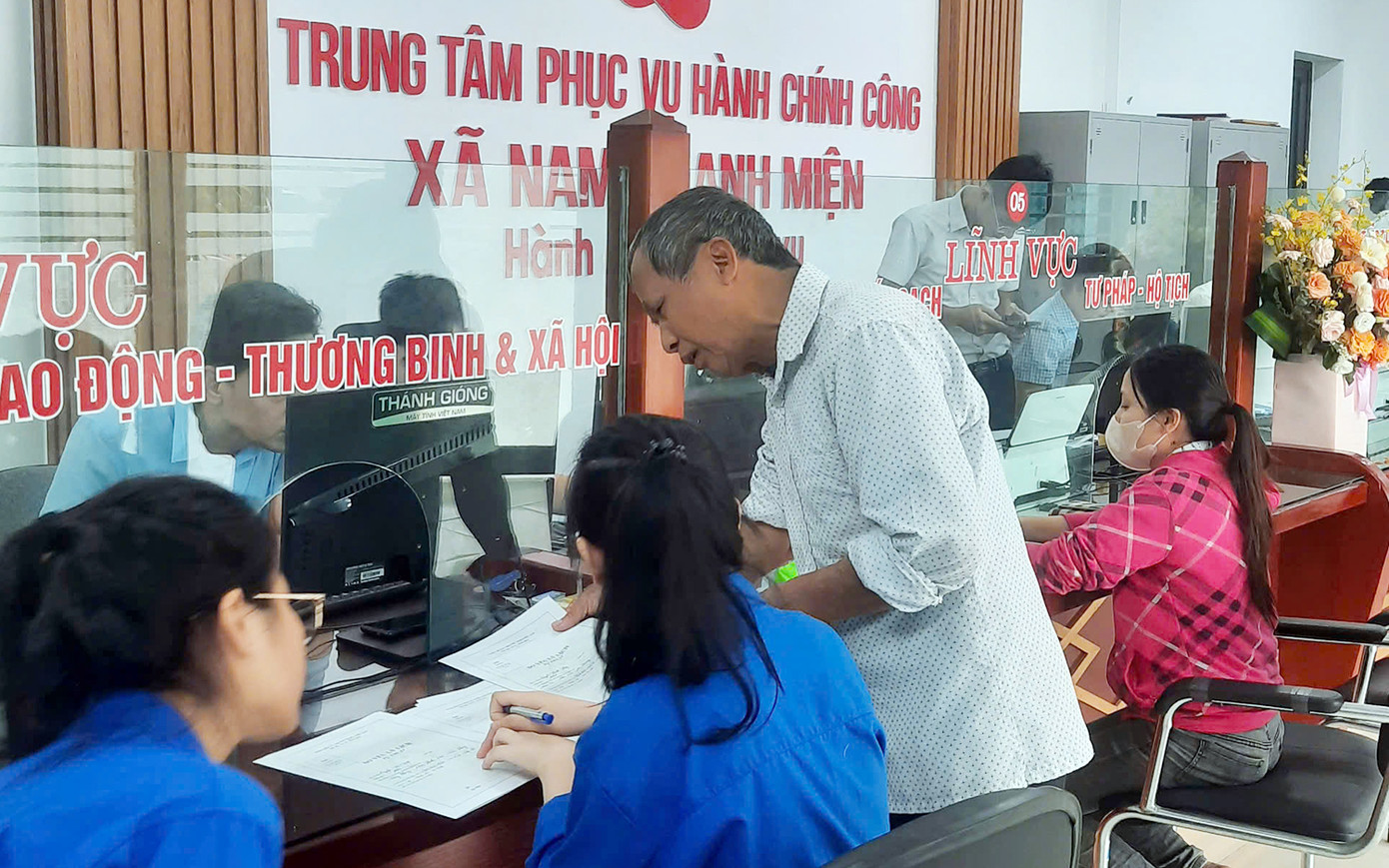 Đa số người cao tuổi đến Trung tâm phục vụ hành chính công để giải quyết chế độ hưu trí, bảo hiểm, làm các thủ tục về căn cước công dân, cập nhật thông tin trên ứng dụng công dân số (VNeID)... Nhiều bác cao niên gặp nhiều khó khăn trong việc cập nhật, bổ sung thông tin trên các ứng dụng số. Vì vậy, các bạn trẻ đã kịp thời hỗ trợ, giải quyết các thủ tục nhanh chóng cho người dân. Đa số người cao tuổi đến Trung tâm phục vụ hành chính công để giải quyết chế độ hưu trí, bảo hiểm, làm các thủ tục về căn cước công dân, cập nhật thông tin trên ứng dụng công dân số (VNeID)... Nhiều bác cao niên gặp nhiều khó khăn trong việc cập nhật, bổ sung thông tin trên các ứng dụng số. Vì vậy, các bạn trẻ đã kịp thời hỗ trợ, giải quyết các thủ tục nhanh chóng cho người dân.