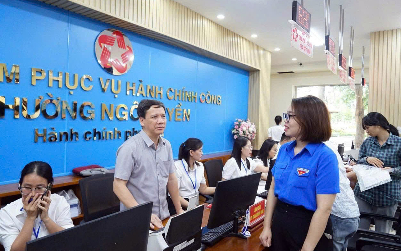 Chị Dương Thị Hương Giang - Phó Bí thư Thành Đoàn Hải Phòng (giữa ảnh) tới thăm hỏi, động viên, tặng mũ, áo xanh tình nguyện cho các đoàn viên thanh niên trực tại phường Ngô Quyền (TP Hải Phòng). Chị Dương Thị Hương Giang - Phó Bí thư Thành Đoàn Hải Phòng (giữa ảnh) tới thăm hỏi, động viên, tặng mũ, áo xanh tình nguyện cho các đoàn viên thanh niên trực tại phường Ngô Quyền (TP Hải Phòng).