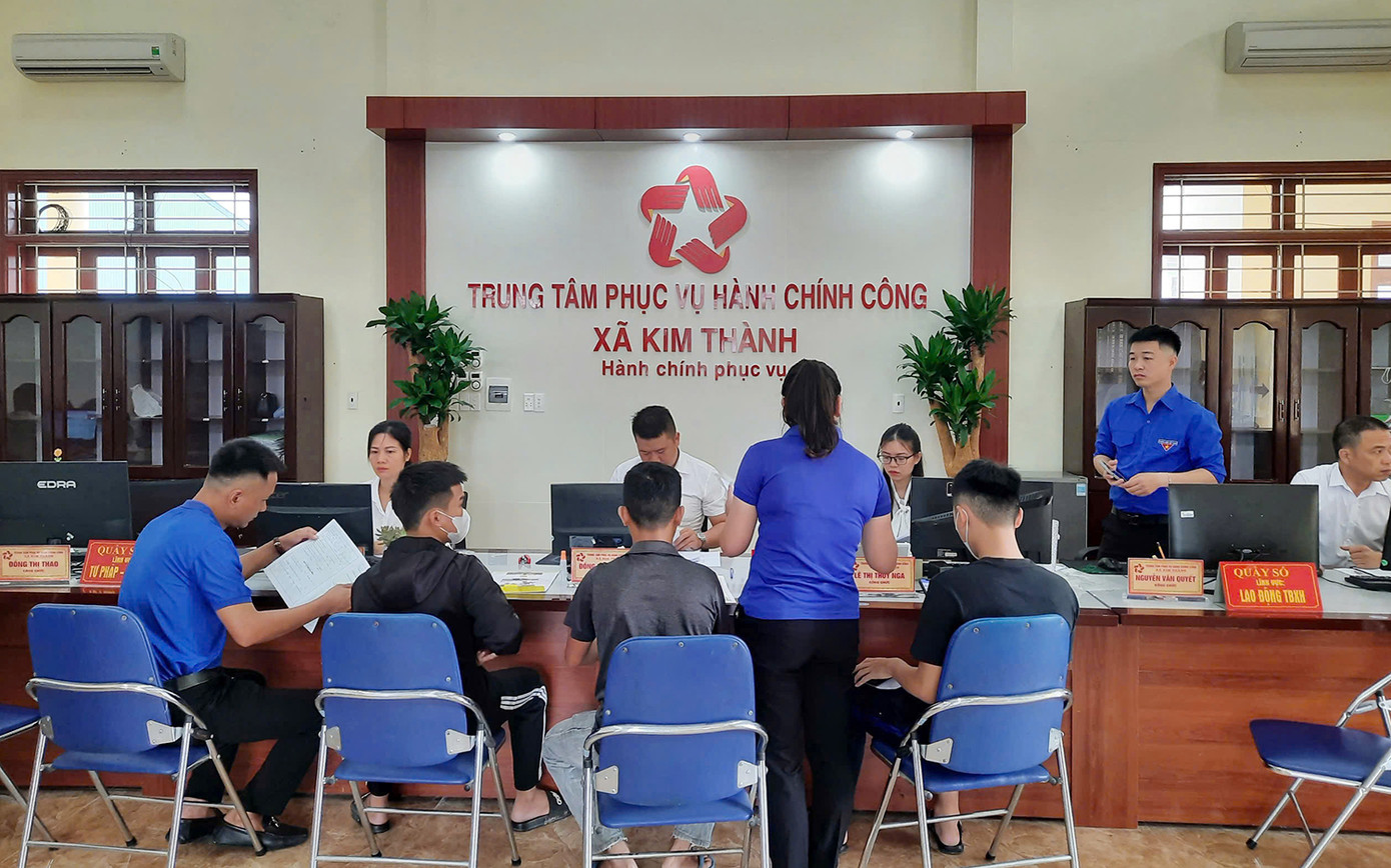Ghi nhận tại Trung tâm phục vụ hành chính công phường Hồng An, phường Tân Hưng, xã Kim Thành, hàng chục đoàn viên thanh niên trực 2 ca sáng và chiều, trong giờ hành chính để hỗ trợ phân loại, hướng dẫn người dân thực hiện quy trình giải quyết các thủ tục hành chính. Ghi nhận tại Trung tâm phục vụ hành chính công phường Hồng An, phường Tân Hưng, xã Kim Thành, hàng chục đoàn viên thanh niên trực 2 ca sáng và chiều, trong giờ hành chính để hỗ trợ phân loại, hướng dẫn người dân thực hiện quy trình giải quyết các thủ tục hành chính.