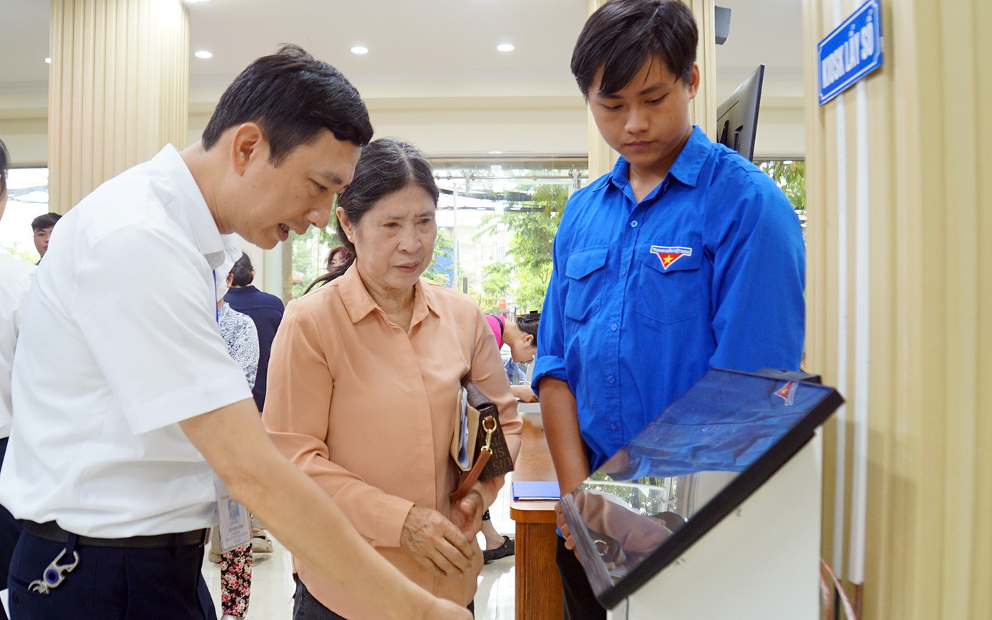 Ghi nhận tại phường Ngô Quyền (TP Hải Phòng), sáng sớm, hàng trăm lượt người dân tới xếp hàng đăng ký giải quyết thủ tục hành chính. Các bạn đoàn viên thanh niên cùng chuyên viên UBND phường hướng dẫn chi tiết quy trình lấy số, xếp hàng và phân loại từng thủ tục hành chính. Ghi nhận tại phường Ngô Quyền (TP Hải Phòng), sáng sớm, hàng trăm lượt người dân tới xếp hàng đăng ký giải quyết thủ tục hành chính. Các bạn đoàn viên thanh niên cùng chuyên viên UBND phường hướng dẫn chi tiết quy trình lấy số, xếp hàng và phân loại từng thủ tục hành chính.