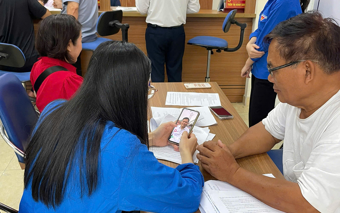 Đa số người cao tuổi đến Trung tâm phục vụ hành chính công để giải quyết chế độ hưu trí, bảo hiểm, làm các thủ tục về căn cước công dân, cập nhật thông tin trên ứng dụng công dân số (VNeID)... Nhiều bác cao niên gặp nhiều khó khăn trong việc cập nhật, bổ sung thông tin trên các ứng dụng số. Vì vậy, các bạn trẻ đã kịp thời hỗ trợ, giải quyết các thủ tục nhanh chóng cho người dân. Đa số người cao tuổi đến Trung tâm phục vụ hành chính công để giải quyết chế độ hưu trí, bảo hiểm, làm các thủ tục về căn cước công dân, cập nhật thông tin trên ứng dụng công dân số (VNeID)... Nhiều bác cao niên gặp nhiều khó khăn trong việc cập nhật, bổ sung thông tin trên các ứng dụng số. Vì vậy, các bạn trẻ đã kịp thời hỗ trợ, giải quyết các thủ tục nhanh chóng cho người dân.