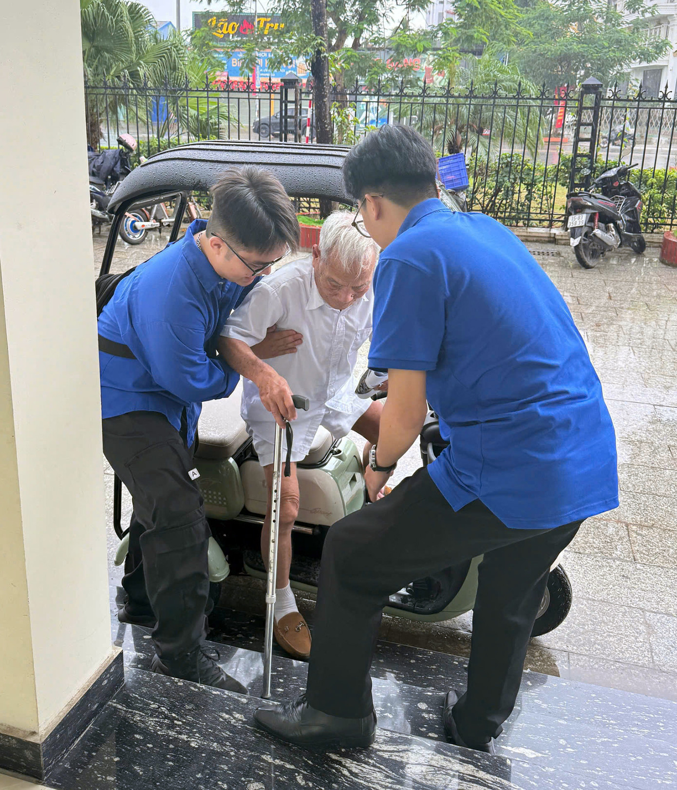 Đặc biệt, với người cao tuổi, thương bệnh binh, sức khỏe yếu... các bạn trẻ Hải Phòng tận tình hỗ trợ việc di chuyển và trực tiếp hỗ trợ thực hiện các quy trình giải quyết thủ tục hành chính. Đặc biệt, với người cao tuổi, thương bệnh binh, sức khỏe yếu... các bạn trẻ Hải Phòng tận tình hỗ trợ việc di chuyển và trực tiếp hỗ trợ thực hiện các quy trình giải quyết thủ tục hành chính.