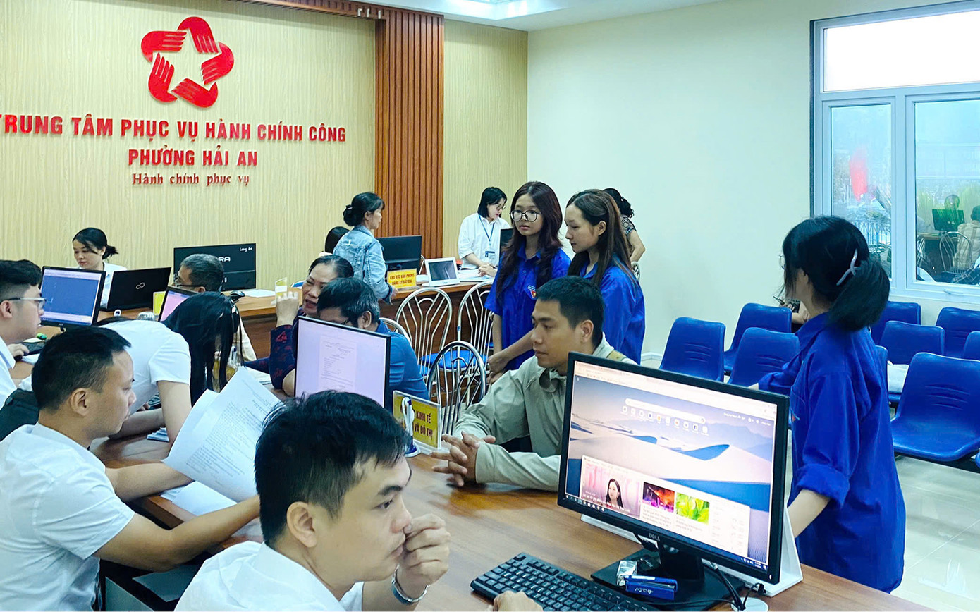 Thành Đoàn Hải Phòng vừa huy động hàng trăm đoàn viên thanh niên ứng trực tại Trung tâm phục vụ hành chính công tại 114 xã, phường, đặc khu mới sau hợp nhất để hỗ trợ cán bộ tiếp nhận, hướng dẫn và hỗ trợ người dân giải quyết các thủ tục hành chính. Thành Đoàn Hải Phòng vừa huy động hàng trăm đoàn viên thanh niên ứng trực tại Trung tâm phục vụ hành chính công tại 114 xã, phường, đặc khu mới sau hợp nhất để hỗ trợ cán bộ tiếp nhận, hướng dẫn và hỗ trợ người dân giải quyết các thủ tục hành chính.