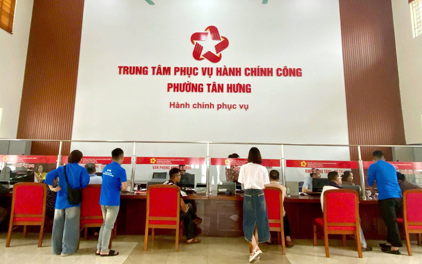 Ghi nhận tại Trung tâm phục vụ hành chính công phường Hồng An, phường Tân Hưng, xã Kim Thành, hàng chục đoàn viên thanh niên trực 2 ca sáng và chiều, trong giờ hành chính để hỗ trợ phân loại, hướng dẫn người dân thực hiện quy trình giải quyết các thủ tục hành chính. Ghi nhận tại Trung tâm phục vụ hành chính công phường Hồng An, phường Tân Hưng, xã Kim Thành, hàng chục đoàn viên thanh niên trực 2 ca sáng và chiều, trong giờ hành chính để hỗ trợ phân loại, hướng dẫn người dân thực hiện quy trình giải quyết các thủ tục hành chính.