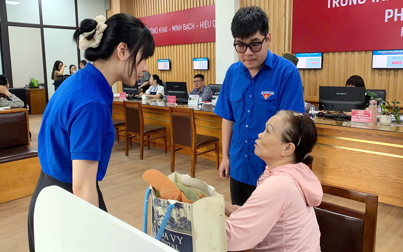 Đa số người cao tuổi đến Trung tâm phục vụ hành chính công để giải quyết chế độ hưu trí, bảo hiểm, làm các thủ tục về căn cước công dân, cập nhật thông tin trên ứng dụng công dân số (VNeID)... Nhiều bác cao niên gặp nhiều khó khăn trong việc cập nhật, bổ sung thông tin trên các ứng dụng số. Vì vậy, các bạn trẻ đã kịp thời hỗ trợ, giải quyết các thủ tục nhanh chóng cho người dân. Đa số người cao tuổi đến Trung tâm phục vụ hành chính công để giải quyết chế độ hưu trí, bảo hiểm, làm các thủ tục về căn cước công dân, cập nhật thông tin trên ứng dụng công dân số (VNeID)... Nhiều bác cao niên gặp nhiều khó khăn trong việc cập nhật, bổ sung thông tin trên các ứng dụng số. Vì vậy, các bạn trẻ đã kịp thời hỗ trợ, giải quyết các thủ tục nhanh chóng cho người dân.