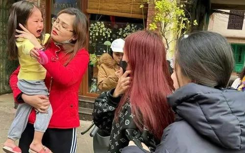 Thời điểm người dân phát hiện bé gái và nữ đối tượng đi bộ trên phố Lương Khánh Thiện (quận Ngô Quyền) chiều 14/1.