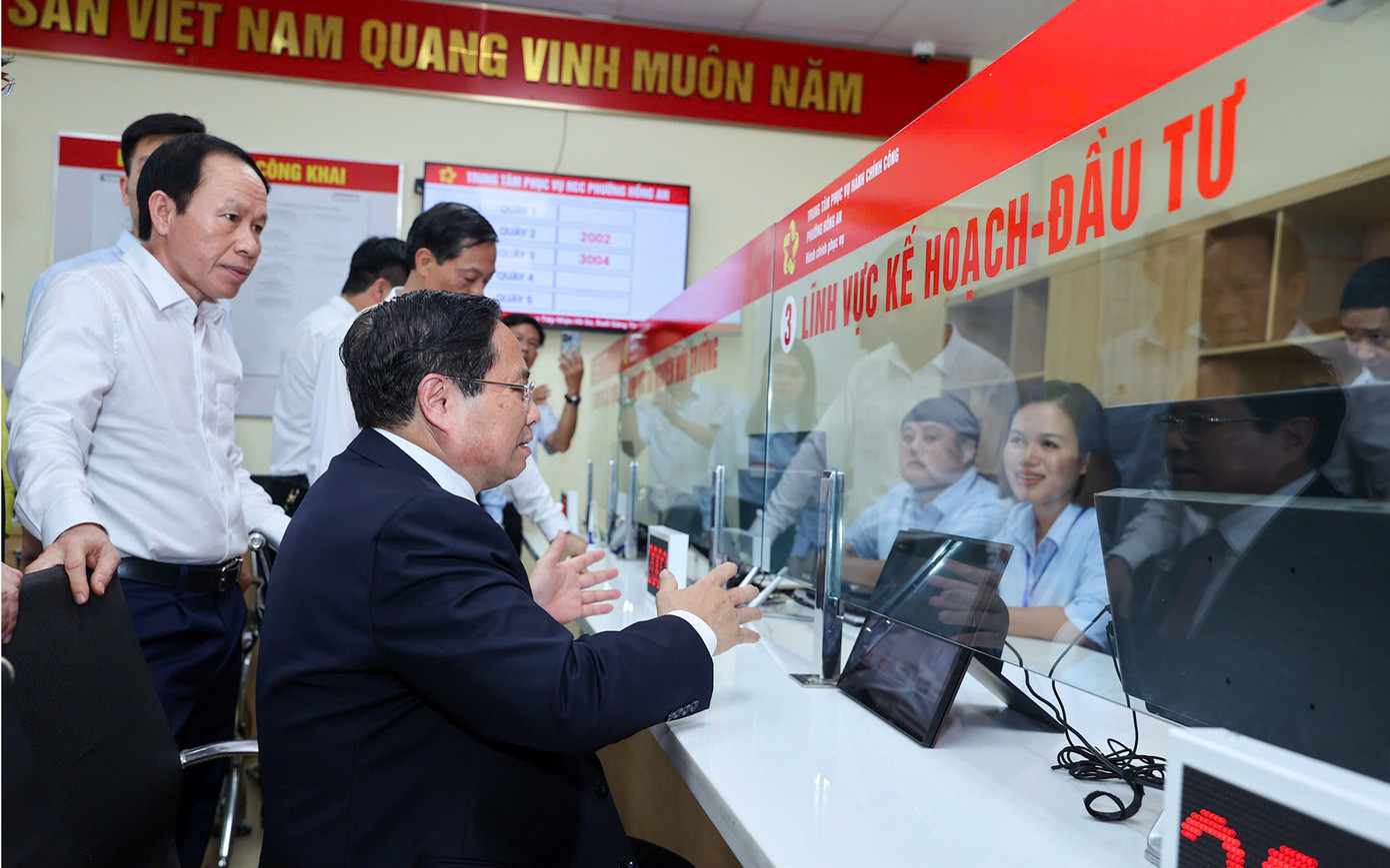 Thủ tướng Chính phủ Phạm Minh Chính thăm hỏi, dặn dò các cán bộ, công chức tại Trung tâm phục vụ hành chính công phường Hồng An, TP Hải Phòng. Ảnh: Đoàn Bắc