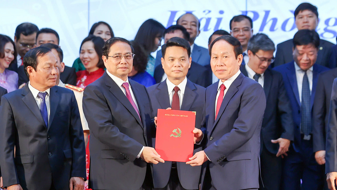 Thủ tướng Chính phủ Phạm Minh Chính trao quyết định, chụp ảnh lưu niệm với các lãnh đạo chủ chốt TP Hải Phòng mới sau hợp nhất. Ảnh: Đoàn Bắc/Báo Chính phủ