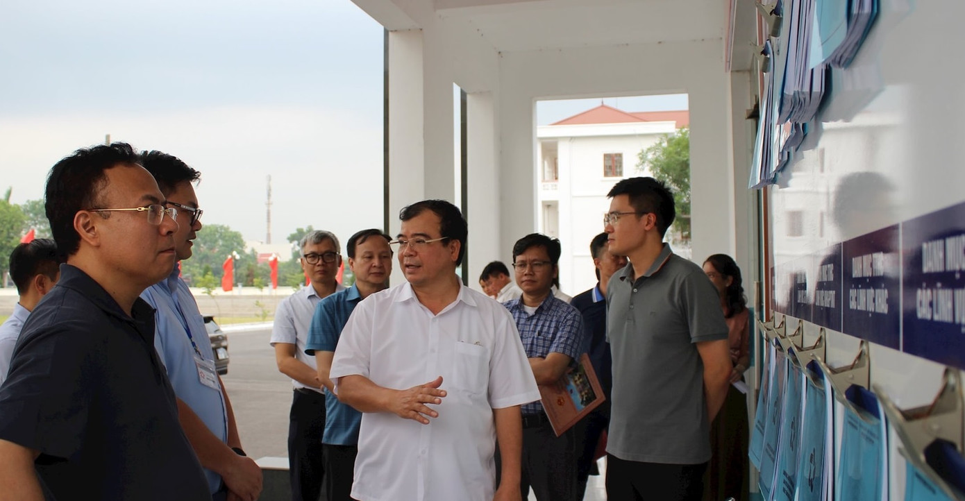 Ông Nguyễn Minh Hùng (áo trắng) và đoàn công tác kiểm tra công tác chuẩn bị tổ chức vận hành thử nghiệm tại phường Lê Đại Hành, TP Chí Linh. Ảnh: Phong Tuyết Ông Nguyễn Minh Hùng (áo trắng) và đoàn công tác kiểm tra công tác chuẩn bị tổ chức vận hành thử nghiệm tại phường Lê Đại Hành, TP Chí Linh. Ảnh: Phong Tuyết