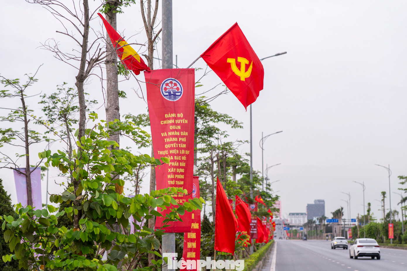 Đường Đỗ Mười kết nối trung tâm đô thị lõi với Trung tâm Chính trị - Hành chính mới Hải Phòng và các khu đô thị, khu công nghiệp tại TP Thủy Nguyên. Tuyến đường được thiết kế 10 làn xe, trang hoàng cờ hoa rực rỡ chào mừng kỷ niệm 70 năm Ngày Giải phóng thành phố (13/5/1955-13/5/2025).