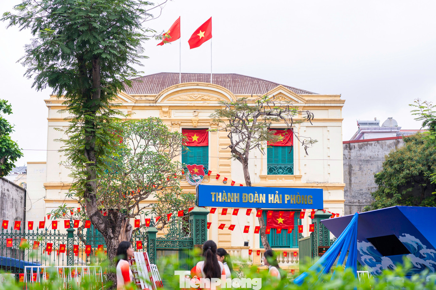 Tại trung tâm hành chính các cấp, trụ sở các cơ quan Nhà nước cờ hoa đỏ rực. TP Hải Phòng cũng quyết định tặng hơn 17,5 tỷ đồng cho các tổ dân phố (mỗi tổ dân phố 10 triệu đồng) để trang hoàng cờ hoa hoặc tổ chức các hoạt động văn hóa, văn nghệ, liên hoan chào mừng kỷ niệm 70 năm Ngày Giải phóng thành phố.