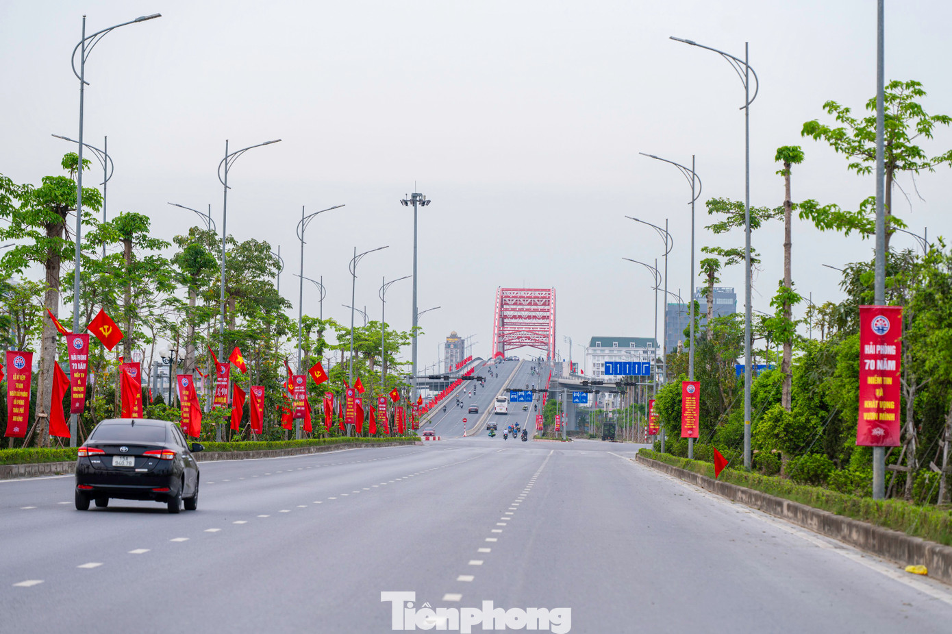 Đường Đỗ Mười kết nối trung tâm đô thị lõi với Trung tâm Chính trị - Hành chính mới Hải Phòng và các khu đô thị, khu công nghiệp tại TP Thủy Nguyên. Tuyến đường được thiết kế 10 làn xe, trang hoàng cờ hoa rực rỡ chào mừng kỷ niệm 70 năm Ngày Giải phóng thành phố (13/5/1955-13/5/2025).