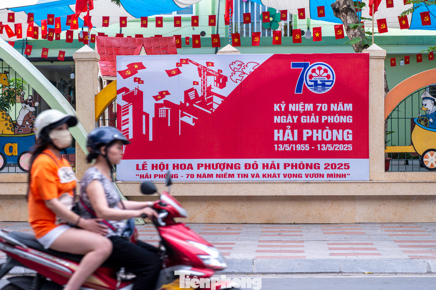 Từ cuối tháng 4, đầu tháng 5, các tuyến phố trung tâm Hải Phòng đã được trang hoàng cờ hoa, pano, biểu ngữ tạo nên không gian xanh, vui tươi và nhiều điểm check-in phục vụ người dân và du khách.